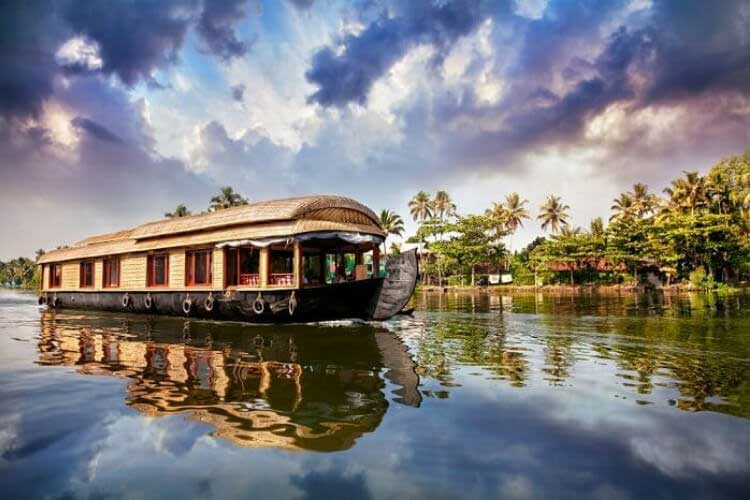 Day 4 Alleppey: Enjoy a houseboat experience